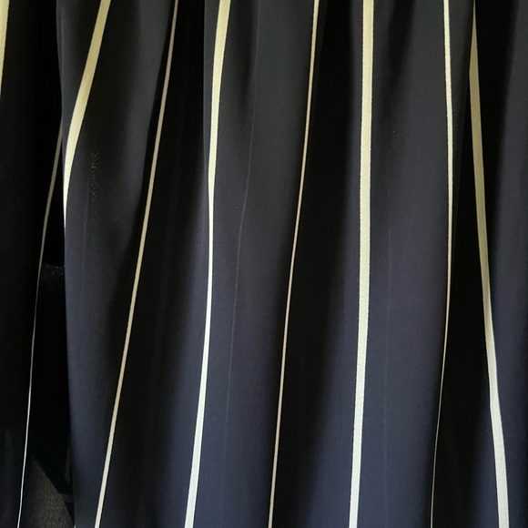 Papaya brand woman’s off the shoulder blouse navy with white pinstripes. Size S. - Picture 6 of 9